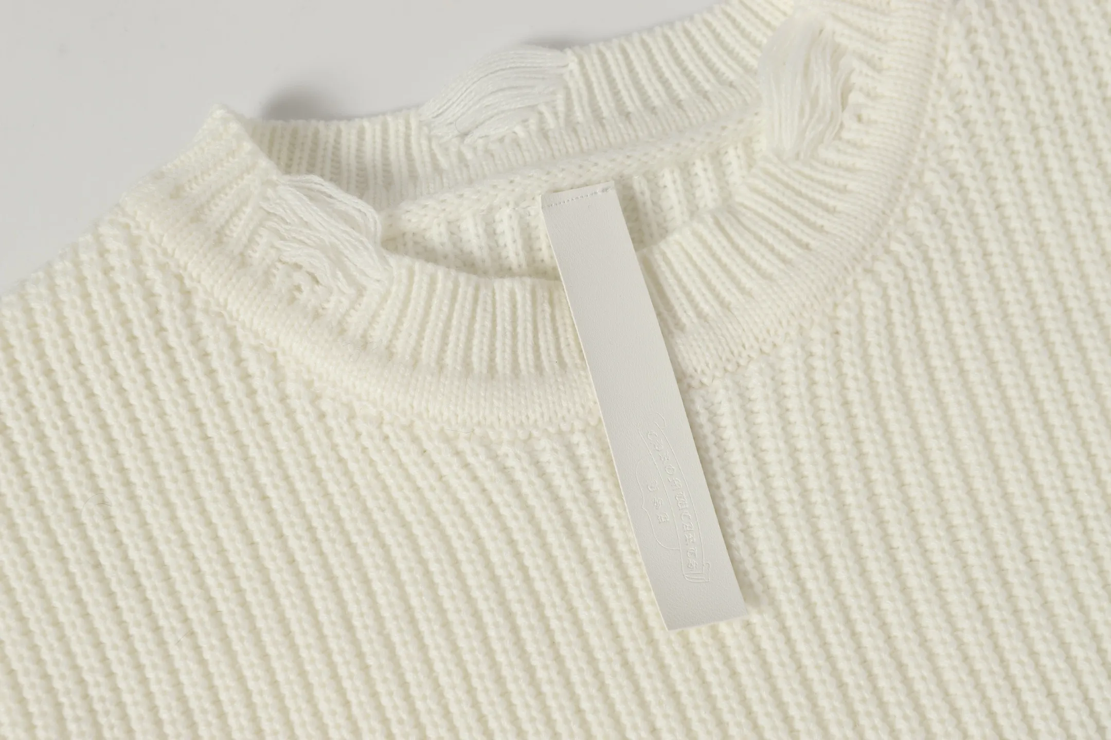 P270 #M902 Cross-border model, please do not place an order if you are pursuing quality - Chrome Hearts/Chrome Hearts cross leather✝️Frayed knitted sweater - High weight, high density and high quality. The wool is soft, delicate and skin-friendly. It feels soft and silky. It has excellent warmth and skin-friendly properties - Custom-woven and dyed with no color difference. No matter the fabric or workmanship details, it beats the ordinary version on the market - Hardware zipper accessories are all customized and full of details -Colour: off-white -Size: S M L XL